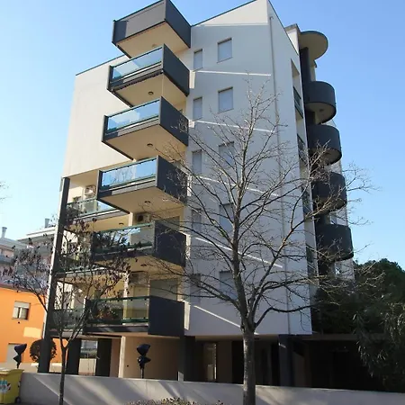 Laura Apartment *